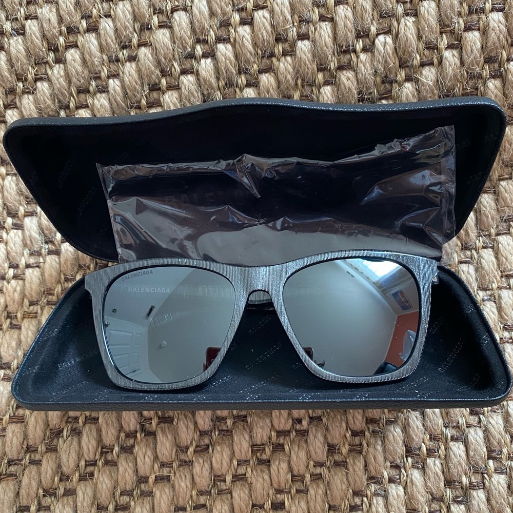 BALENCIAGA NWOT unisex sunglasses (BB0017SK-003)